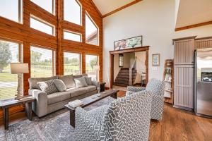 una sala de estar con un sofá y dos sillas en Scenic Getaway with Deck 7 Mi to Mammoth Cave Park!, en Brownsville