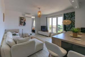 A television and/or entertainment centre at Appartement design avec vue mer