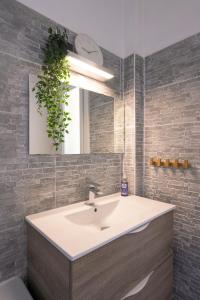 A bathroom at Appartement design avec vue mer Még 20 kép