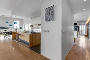 Η κουζίνα ή μικρή κουζίνα στο Finnsbud Country Residence - 30 mins from Reykjavík