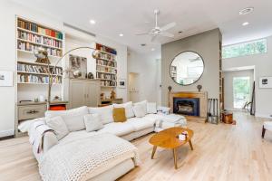 Istumisnurk majutusasutuses Hamptons Home with Private Pool, 1 Mi to Beach!
