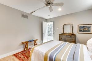 Voodi või voodid majutusasutuse Hamptons Home with Private Pool, 1 Mi to Beach! toas