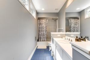 Foto sihtkohas Wainscott asuva majutusasutuse Hamptons Home with Private Pool, 1 Mi to Beach! galeriist