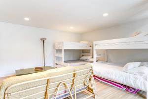 Voodi või voodid majutusasutuse Hamptons Home with Private Pool, 1 Mi to Beach! toas