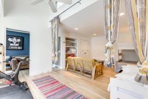 Voodi või voodid majutusasutuse Hamptons Home with Private Pool, 1 Mi to Beach! toas
