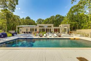 Bazén v ubytování Hamptons Home with Private Pool, 1 Mi to Beach! nebo v jeho okolí