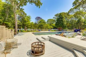 Aed väljaspool majutusasutust Hamptons Home with Private Pool, 1 Mi to Beach!