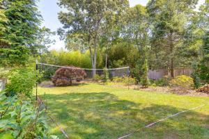 Aed väljaspool majutusasutust Hamptons Home with Private Pool, 1 Mi to Beach!