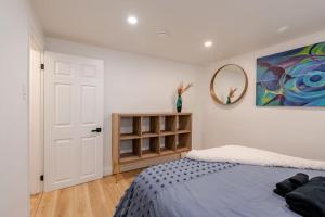 a bedroom with a bed and a mirror on the wall at Luxury New Spacious Apartment - Country Hills, Kitchener in Kitchener