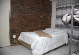 Postel nebo postele na pokoji v ubytování Kharimbi Cottage House