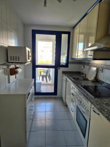 Köök või kööginurk majutusasutuses Mikonos Playa Fantástico 2 Hab Beach Side Puerto de la Duquesa