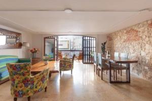 un soggiorno con tavolo da pranzo e sedie di Charming Old City Loft with Jacuzzi! a Cartagena de Indias