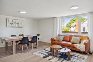 a living room with a couch and a table at Spacious 5B2B home 5 min to airport with AC, Game Room, WiFi, Parking in SeaTac