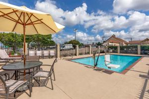 Bazén v ubytování Best Western Plus Lake Worth Inn & Suites nebo v jeho okolí