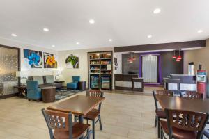 Posezení v ubytování Best Western Plus Lake Worth Inn & Suites