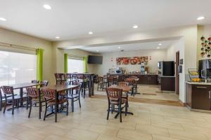 Kuchyň nebo kuchyňský kout v ubytování Best Western Plus Lake Worth Inn & Suites