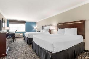 Postel nebo postele na pokoji v ubytování Best Western Plus Lake Worth Inn & Suites