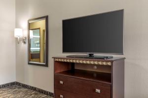 TV a/nebo společenská místnost v ubytování Best Western Plus Lake Worth Inn & Suites