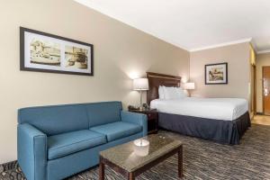Postel nebo postele na pokoji v ubytování Best Western Plus Lake Worth Inn & Suites