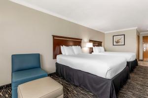 Postel nebo postele na pokoji v ubytování Best Western Plus Lake Worth Inn & Suites