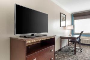 TV a/nebo společenská místnost v ubytování Best Western Plus Lake Worth Inn & Suites