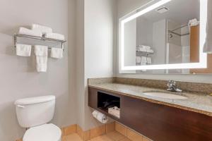 Koupelna v ubytování Best Western Plus Lake Worth Inn & Suites
