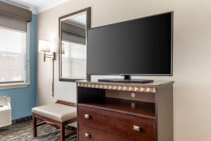 TV a/nebo společenská místnost v ubytování Best Western Plus Lake Worth Inn & Suites