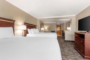 Postel nebo postele na pokoji v ubytování Best Western Plus Lake Worth Inn & Suites