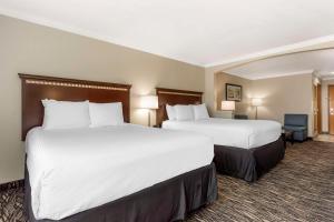 Postel nebo postele na pokoji v ubytování Best Western Plus Lake Worth Inn & Suites