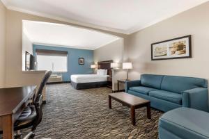 Postel nebo postele na pokoji v ubytování Best Western Plus Lake Worth Inn & Suites