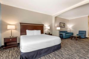 Postel nebo postele na pokoji v ubytování Best Western Plus Lake Worth Inn & Suites
