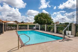 Bazén v ubytování Best Western Plus Lake Worth Inn & Suites nebo v jeho okolí