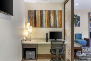 TV a/nebo společenská místnost v ubytování Best Western Plus Lake Worth Inn & Suites