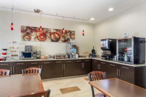 Kuchyň nebo kuchyňský kout v ubytování Best Western Plus Lake Worth Inn & Suites