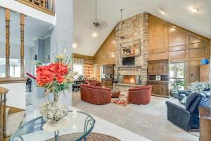Posezení v ubytování 11 Mi to Dtwn Luxe Home with Pool in Fort Worth