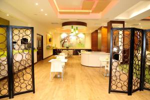 a restaurant with tables and chairs in a room at Best Western Plus Panama Zen Hotel in Panama City