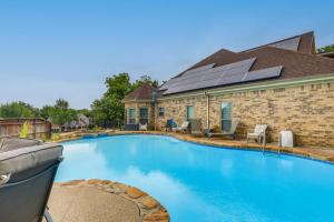 Bazén v ubytování 11 Mi to Dtwn Luxe Home with Pool in Fort Worth nebo v jeho okolí