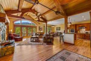 Fotografie z fotogalerie ubytování New! Steelhead Chalet 23 - Tamarack Resort - Deck - Garage - WiFi - Hot tub v destinaci Donnelly