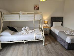 Una cama o camas en una habitación de Wild Atlantic Apartments Killarney