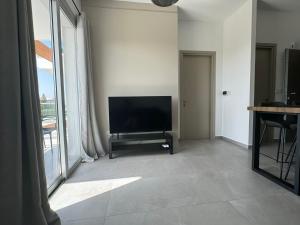 TV a/nebo společenská místnost v ubytování Limassol Beautiful Apartment