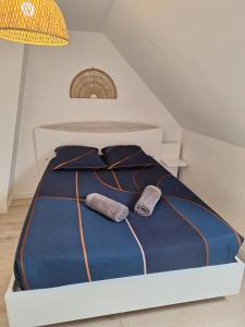 a bed with two mitts sitting on top of it at Faubourg des voyageurs 7 - T2 climatisé 2 personnes - proche axe autoroute in Saran