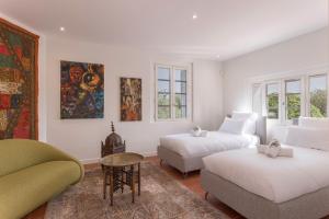 ein Wohnzimmer mit zwei Betten und einer Couch in der Unterkunft VILLA GALET-Saint Paul de Vence- Côte d'Azur-FRANCE in Saint-Paul-de-Vence