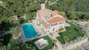 eine Luftaufnahme eines Herrenhauses mit Swimmingpool in der Unterkunft VILLA GALET-Saint Paul de Vence- Côte d'Azur-FRANCE in Saint-Paul-de-Vence + 38 Fotos