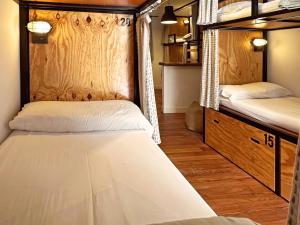 Postel nebo postele na pokoji v ubytování Surfing Etxea - Surf Hostel