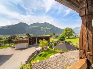 widok na dom z górami w tle w obiekcie Chalet Anna w mieście Bruck am Ziller
