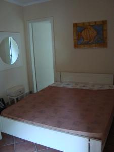 a bedroom with a bed in a room at Apartamento na Praia Grande em Ubatuba in Ubatuba
