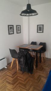 a dining room with a table and chairs and a bag on the floor at MOVISTAR ARENA confort in Buenos Aires