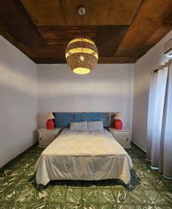 En eller flere senge i et værelse på Charming Vintage Lakehouse