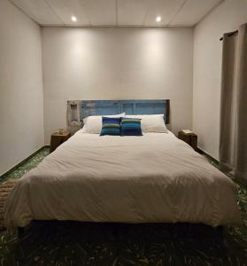 En eller flere senge i et værelse på Charming Vintage Lakehouse