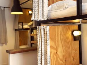 Postel nebo postele na pokoji v ubytování Surfing Etxea - Surf Hostel